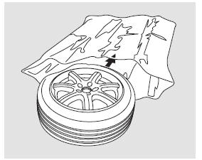 21. Den platten Reifen in die Vinyltasche legen.