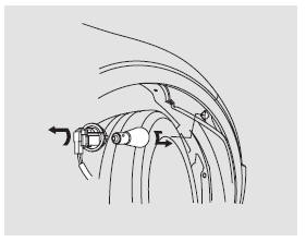 3. Die Innenkotflügelabdeckung von Kotflügel und Stoßfänger abziehen.
