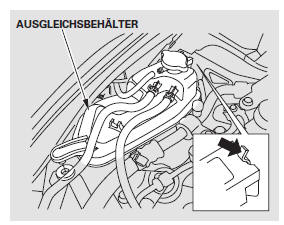 Die Kühlmittelleitungen von den beiden Clips abnehmen und das Überlaufrohr